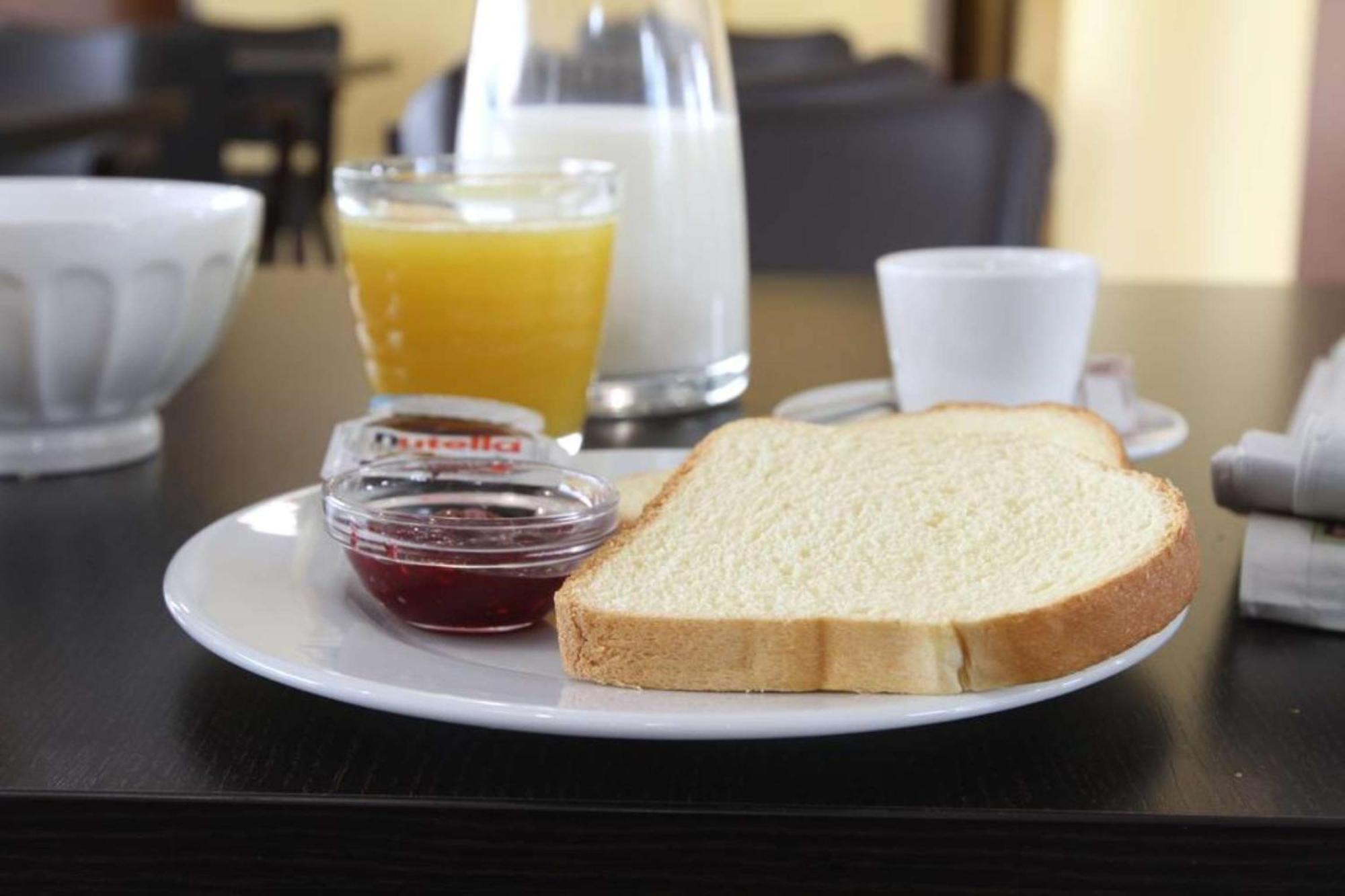 Brit Hotel Confort Villeneuve Sur Lot Bias  Exterior foto